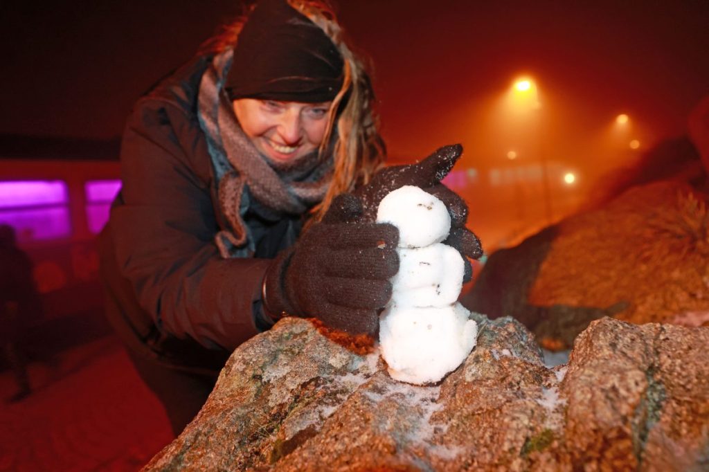 Tina aus Braunschweig baut einen kleinen Schneemann auf dem Brocken. Das Wetter brachte erste Schneeflocken auf den höchsten Harzgipfel, so dass die Fahrgäste der Harzer Schmalspurbahnen vor ihrer Rückfahrt nach einer einer Musical-Vorstellung, einen ersten Schneemann bauen konnten.