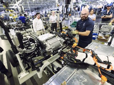 VW fährt eigentlich einen Sparkurs. Doch einige Mitarbeiter dürfen sich dennoch über ein Lohnplus freuen!