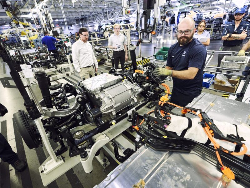 VW: Trotz Sparpaket! DIESEN Mitarbeitern winkt ein fettes Lohnplus