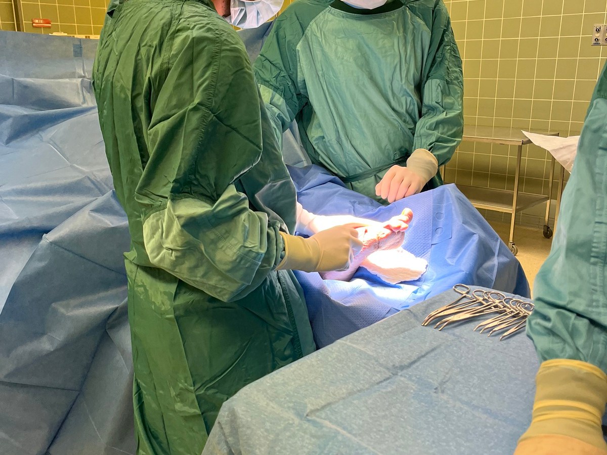 Ärzte der Helios Klinik Helmstedt während einer Operation, bei der Fischhaut zur verbesserten Wundheilung eingesetzt wird.