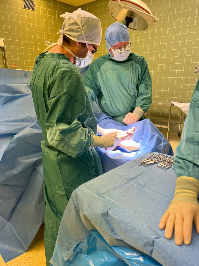 Ärzte der Helios Klinik Helmstedt während einer Operation, bei der Fischhaut zur verbesserten Wundheilung eingesetzt wird.