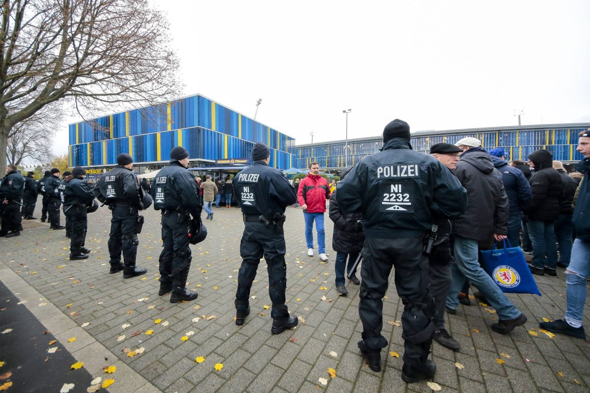 Auf und neben dem Platz war einiges los. Nach dem Spiel Eintracht Braunschweig - VfL Osnabrück zieht auch die Polizei eine Bilanz.