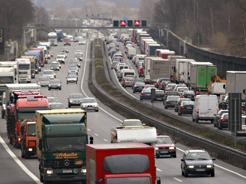 A2 bei Braunschweig: Horror-Kontrolle! LKW brettern quasi ohne Bremse über die Autobahn