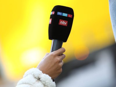 Eine RTL-Moderatorin wird wagemutig vor der Kamera.