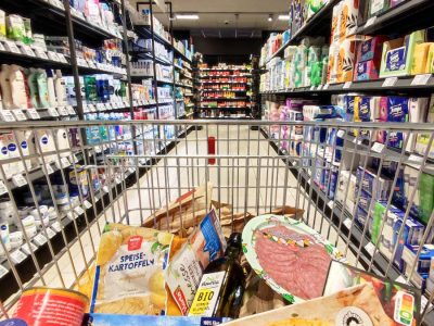 Edeka, Rewe & Co.: Mit diesem Trick sparst du Geld.