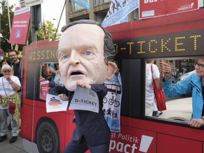 Deutschlandticket-Streit: Der Geldbeutel entscheidet! Bund und Länder zoffen sich über die Finanzierung des beliebten 49-Euro-Tickets.