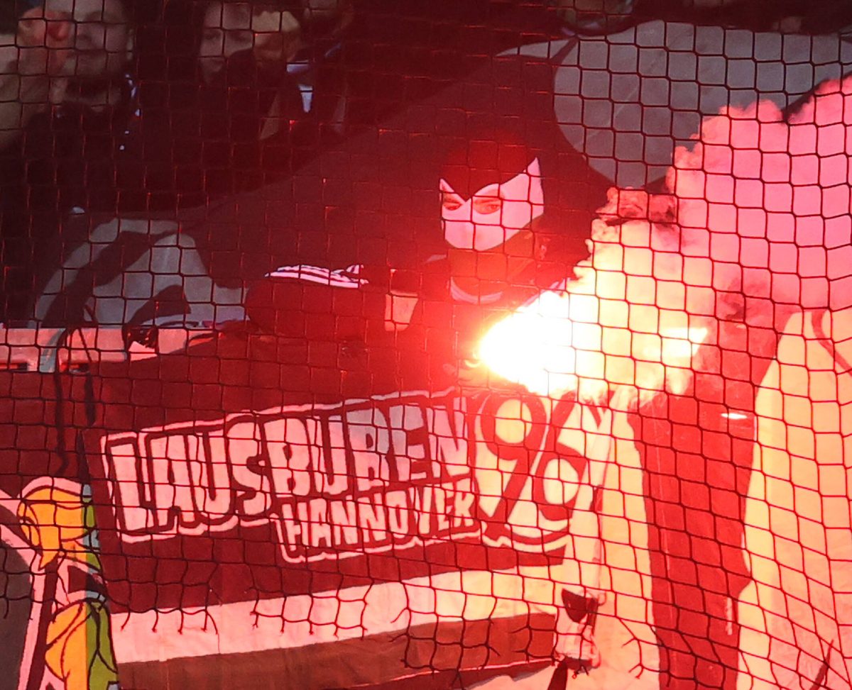 Die Fans von Hannover 96 zünden schon vor dem Spiel gegen Eintracht Braunschweig Pyro (Symbolbild).