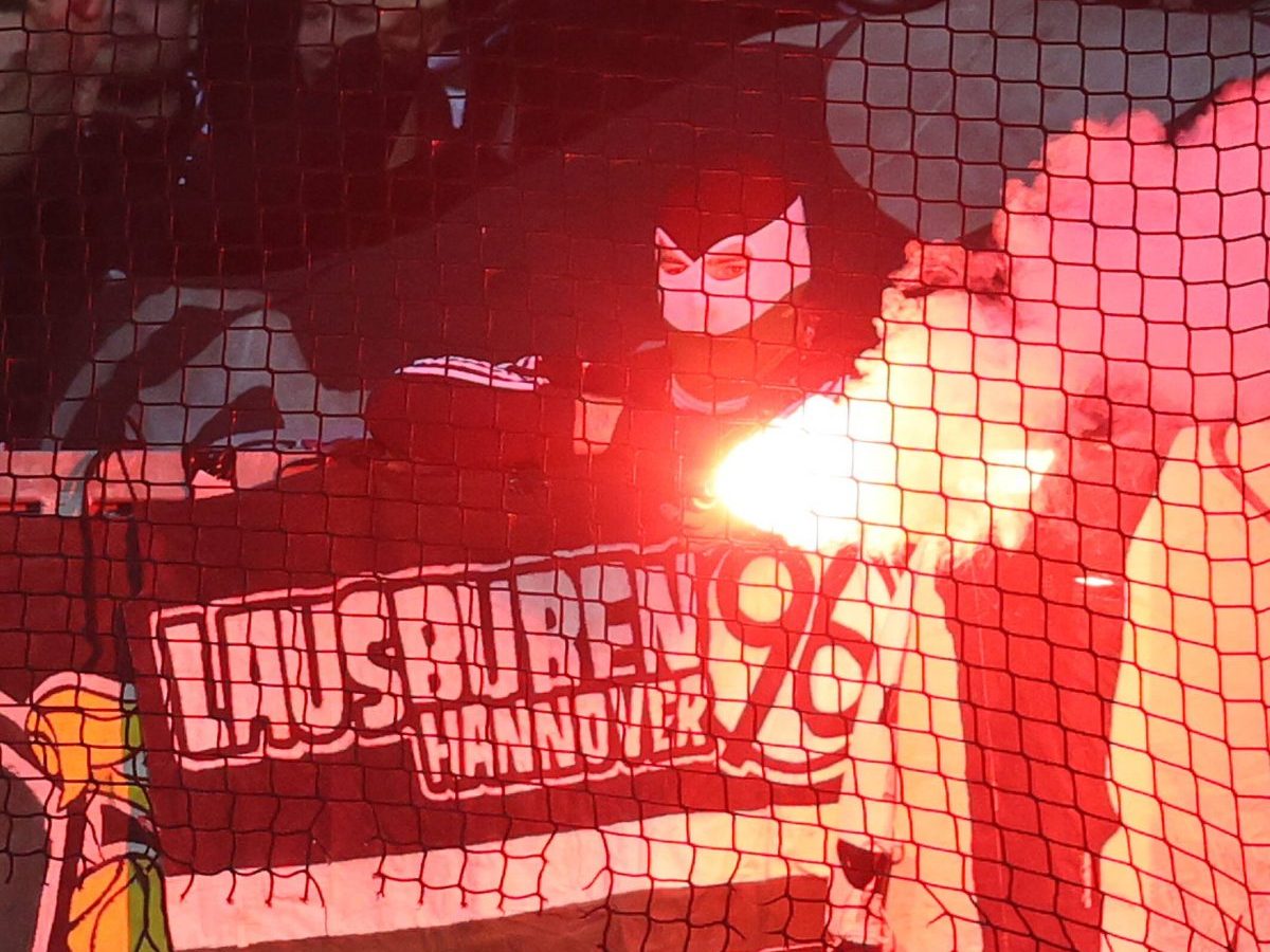 Die Fans von Hannover 96 zünden schon vor dem Spiel gegen Eintracht Braunschweig Pyro (Symbolbild).