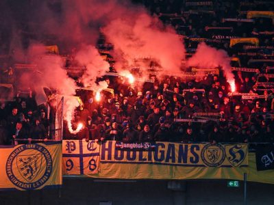 Fans von Eintracht Braunschweig sorgen für Chaos.