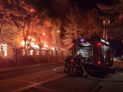 In einem ehemaligen Jugenddorf in Celle ist in der Nacht zum Freitag ein größeres Feuer ausgebrochen.