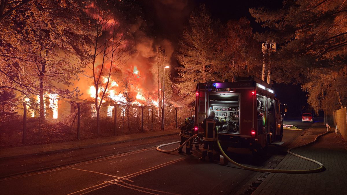 In einem ehemaligen Jugenddorf in Celle ist in der Nacht zum Freitag ein größeres Feuer ausgebrochen.