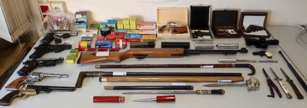 In Salzgitter sichergestellte Waffen und Munition.