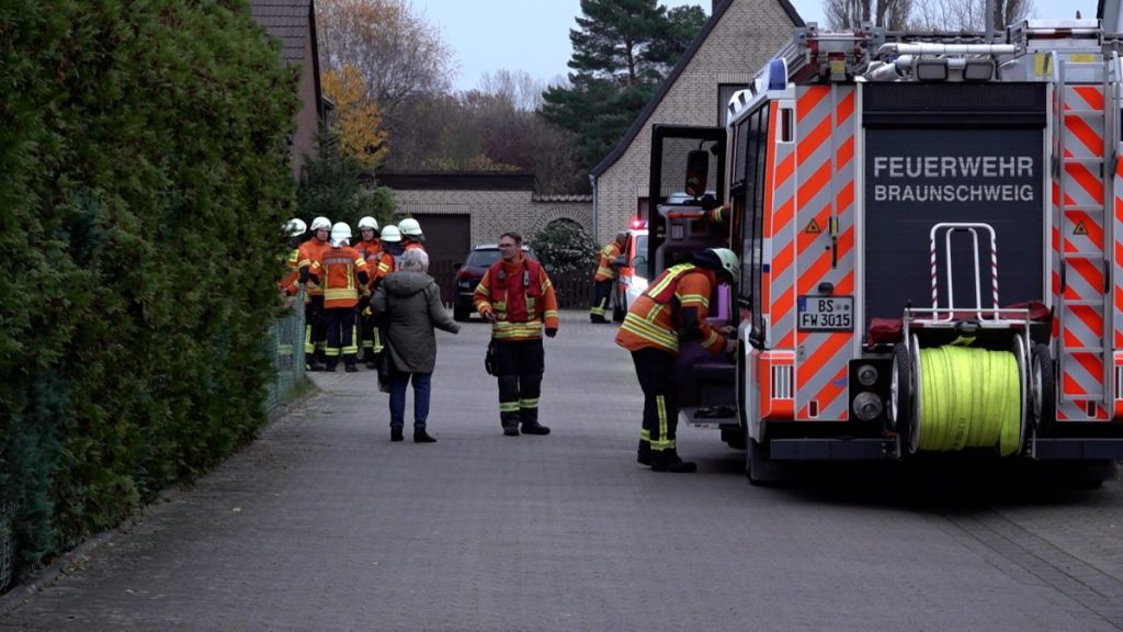 In einem Wohnhaus in Braunschweig wurden zwei Menschen tot aufgefunden.