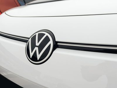 VW-Logo auf Motorhaube