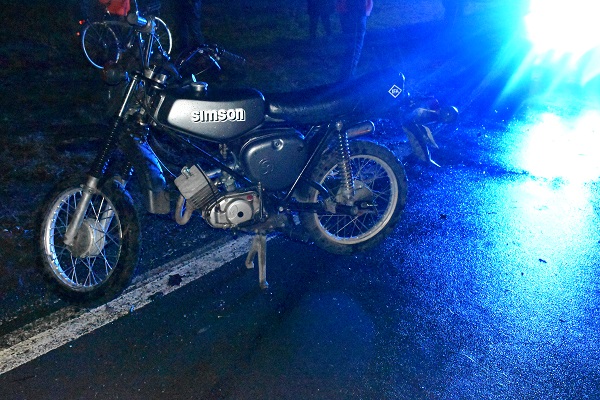 Beim Zusammenstoß eines Autos mit einer Simson ist eine 16 Jahre alte Beifahrerin auf dem Motorrad schwer verletzt worden.