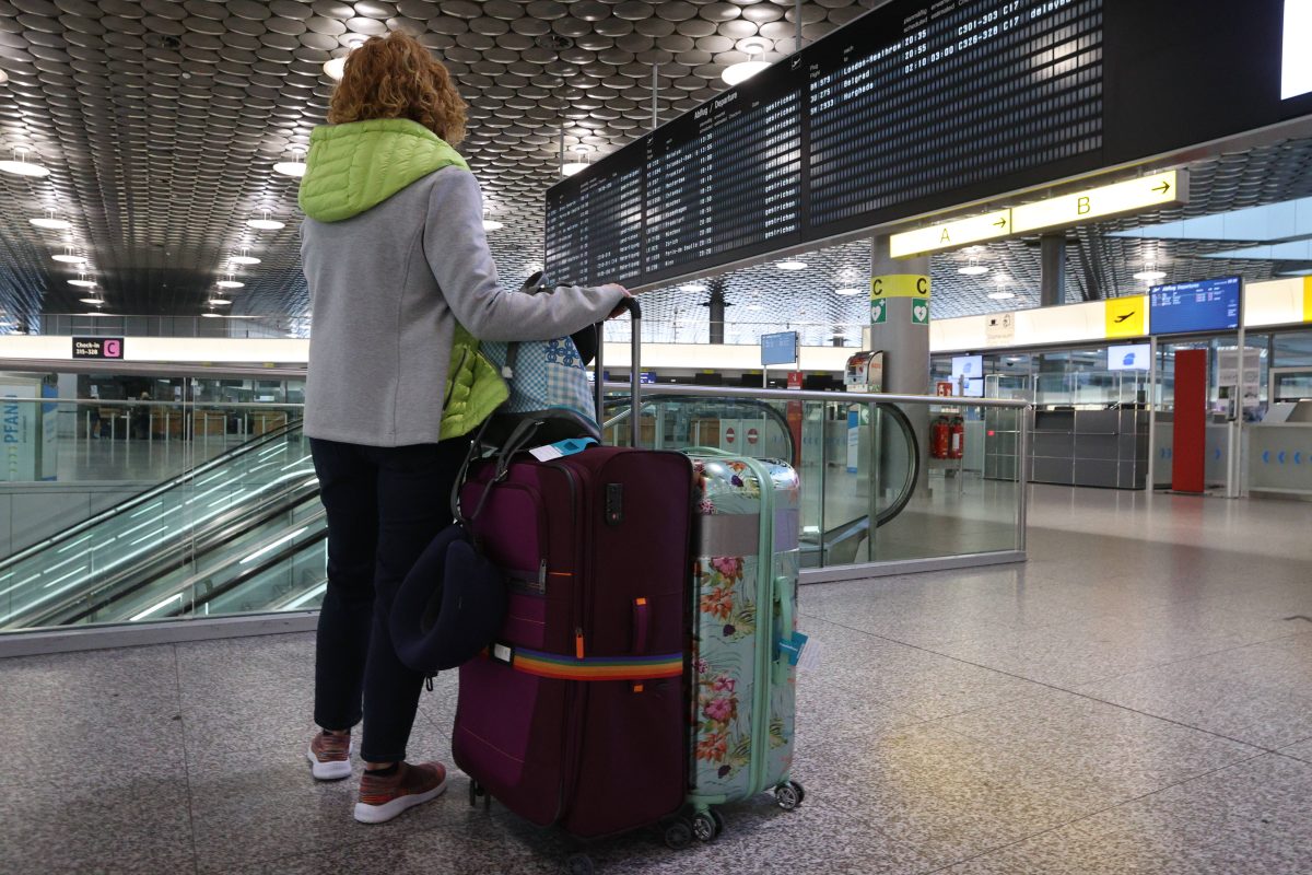 Frau steht am Flughafen Hannover im Eingangsbereich