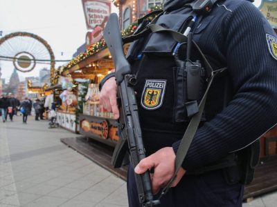 Der 20-Jährige, der einen Terroranschlag auf einen Weihnachtsmarkt geplant haben soll, bleibt vorerst in Gewahrsam.