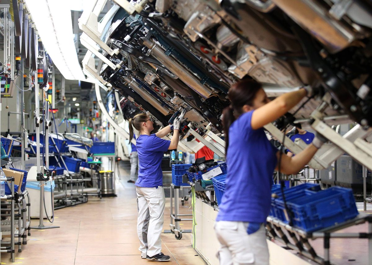 Mitarbeiter im VW-Werk in Wolfsburg