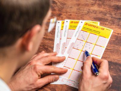 Lotto-Paar gewinnt Millionen-Jackpot und versteht dann erstmal die Welt nicht mehr.