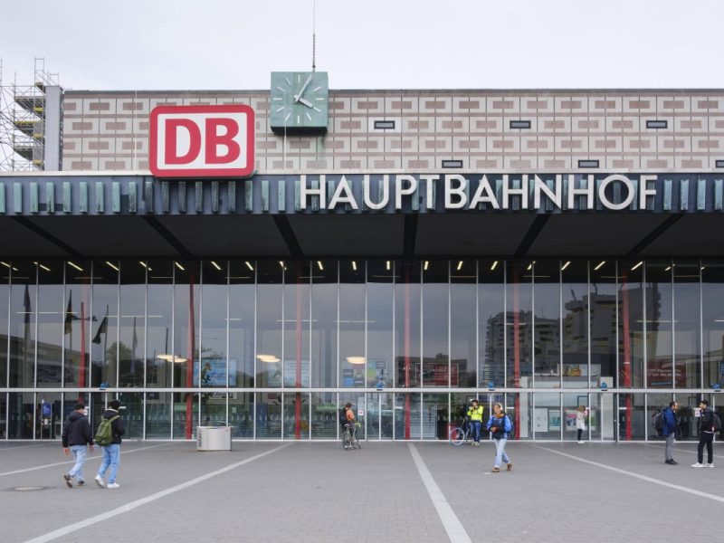 Hauptbahnhof Braunschweig gesperrt! Frau meldet halbnackten Mann mit Messer