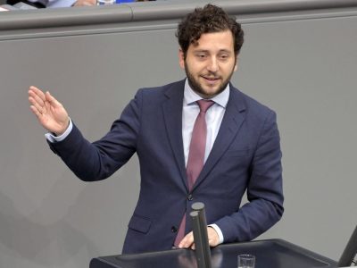 Die Grünen-Bundestagsvizepräsidentin kann zwar inhaltlich nicht kommentieren, lobt jedoch Felix Banaszak für seine 20-sekündige Reimrede gegen die AfD.