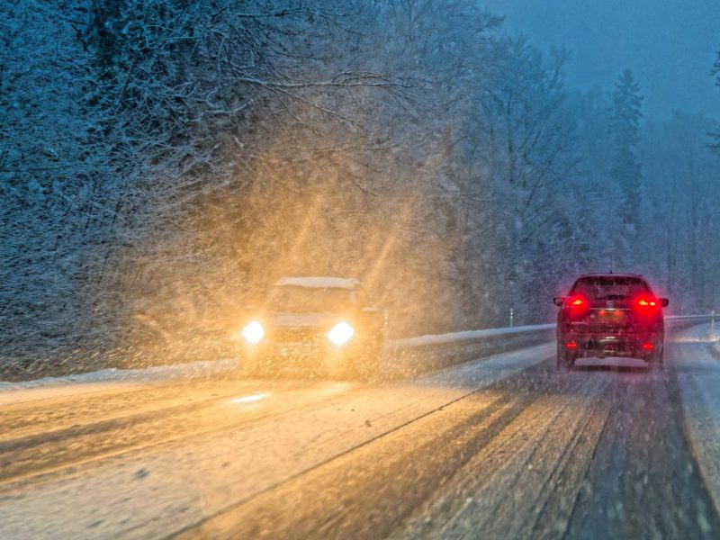 Wetter-Chaos in Deutschland: Schulkind stirbt bei Bus-Unglück ++ Glatteis-Unwetter droht ++ Probleme im Bahn- und Flugverkehr
