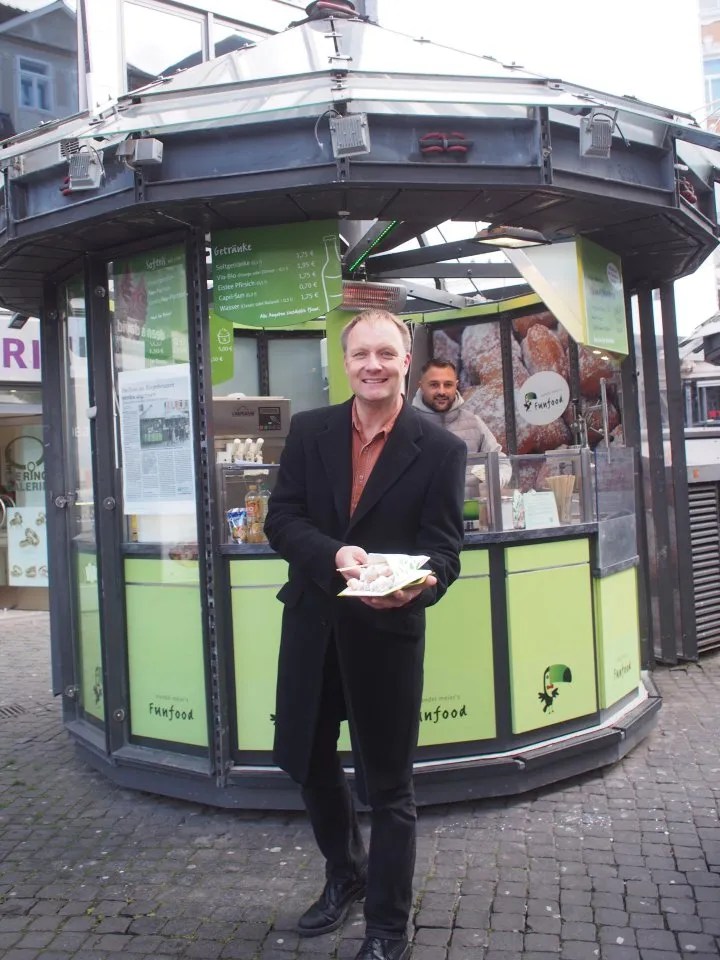 Fast schon historisch: Markus "Mandel" Meier mit den berühmten Schmalzkuchen.  