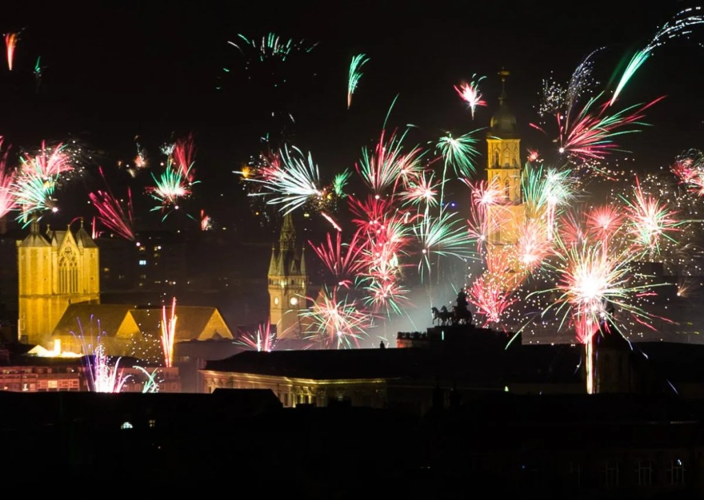 Feuerwerk über der Innenstadt von Braunschweig, aufgenommen vom BraWo-Turm.