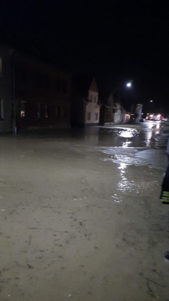 Im Kreis Helmstedt kam es zu einem regelrechten Wasser-Drama. Ein Bach trat über seine Ufer und setzte eine Straße unter Wasser.