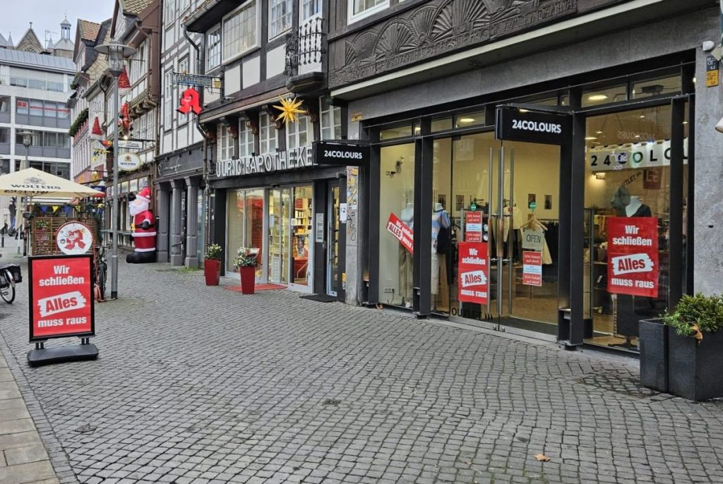 "24 Colours" schließt seinen Store in Braunschweig. Derzeit läuft der Ausverkauf.