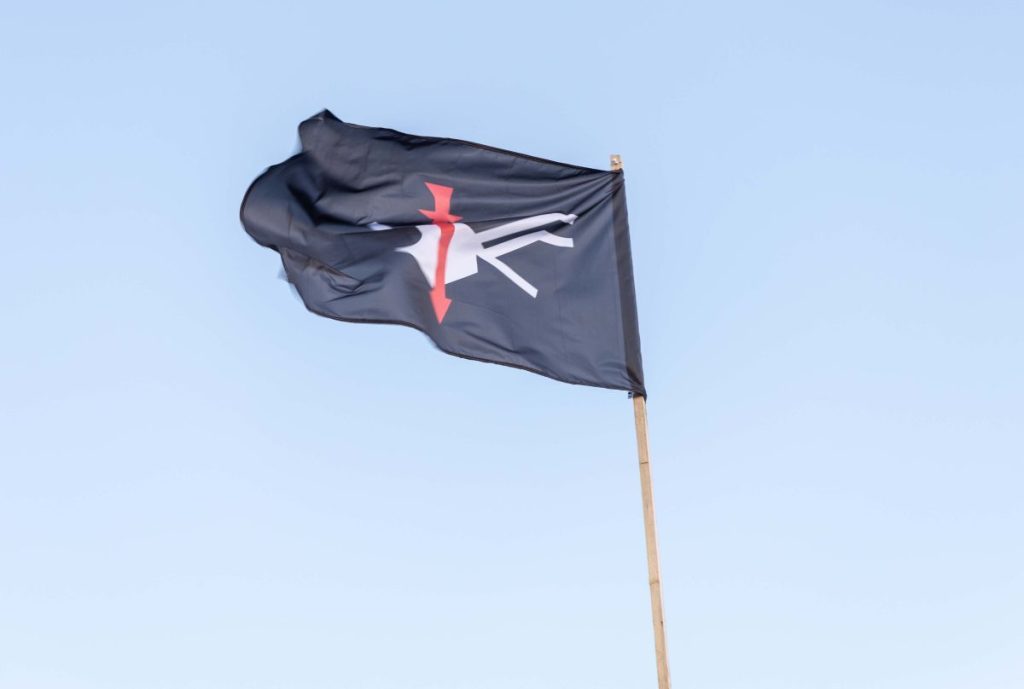 Die schwarze Fahne – ein umstrittenes Symbol.