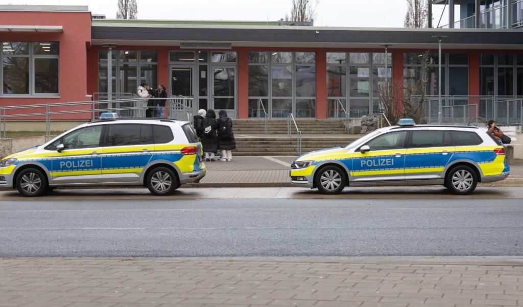 In Salzgitter soll ein Schüler mit einem Messer gedroht haben. Aber die Polizei widerspricht der Darstellung.