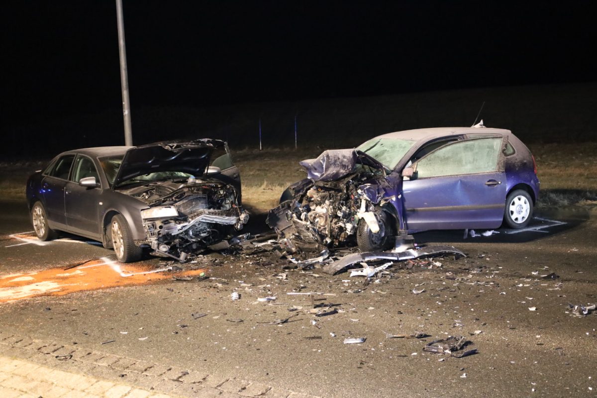 Das Foto zeigt, wie heftig der Aufprall der beiden Autos in Salzgitter war.