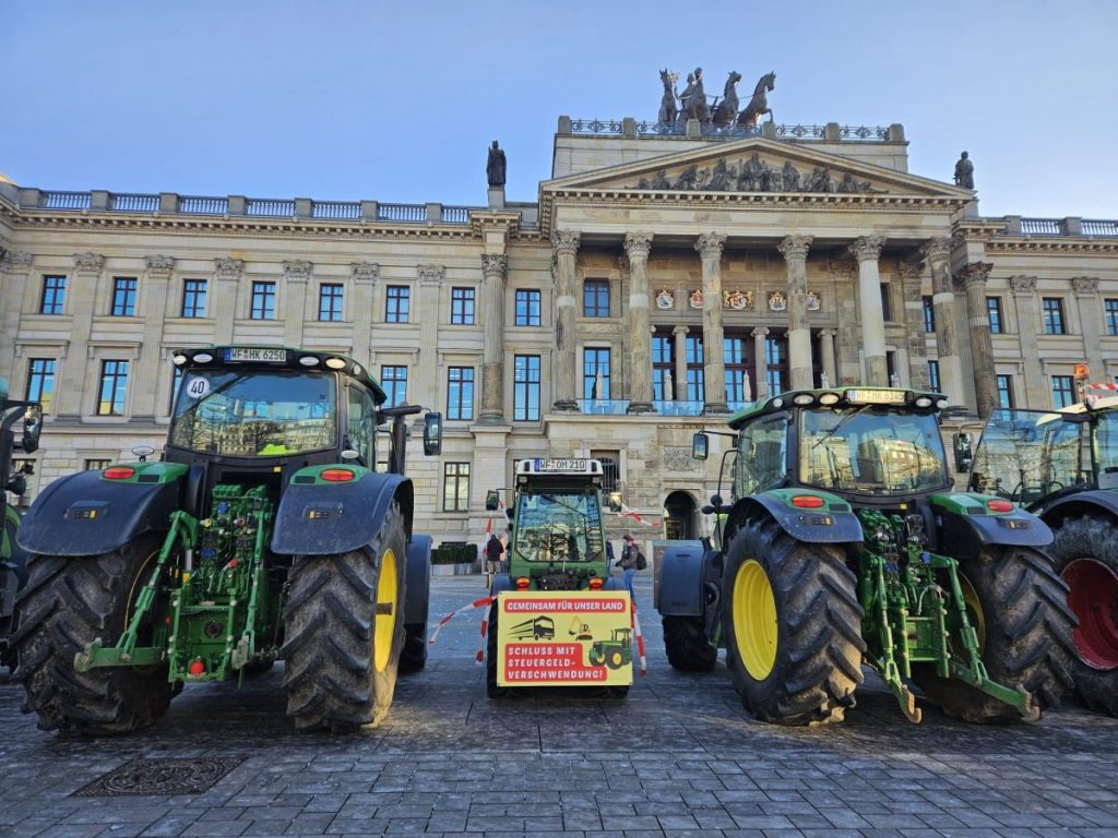 Trecker-Konvoi: Unterwegs mit Helmstedter Landwirt nach Hannover