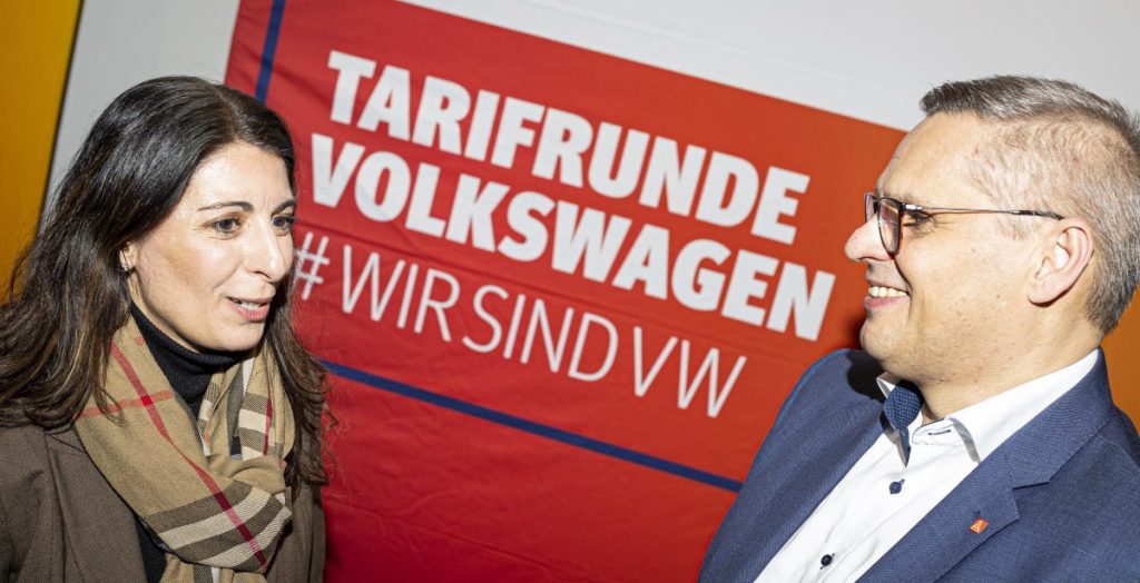 VW-Betriebsratschefin Daniella Cavallo und IG Metall-Bezirksleiter Thorsten Gröger.