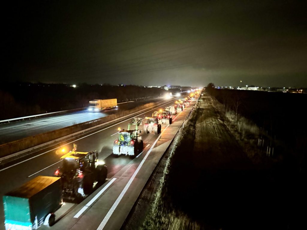 Traktoren fahren auf der Autobahn 2 (A2) in Richtung Berlin. Bei einer weiteren Großdemonstration gegen das geplante Aus von Diesel-Vergünstigungen für die Landwirtschaft werden am Montag Tausende Bauern in Berlin erwartet.
