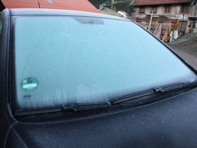 Kein Eiskratzen am Auto: Hausmittel befreit vereiste Scheiben in Sekunden