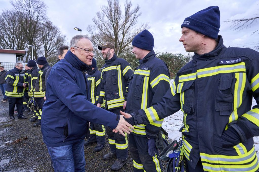 Die Hochwasserlage in Niedersachsen ist nach Worten von Ministerpräsident Stephan Weil weiter angespannt.
