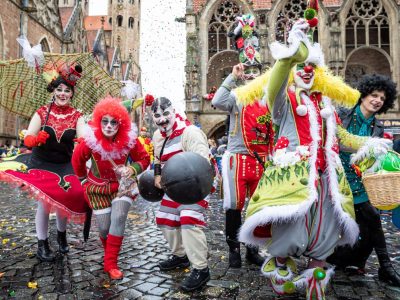 Karnevalisten nehmen am Karnevalsumzug «Schoduvel» teil.