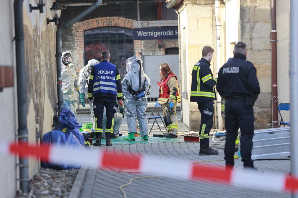 Einsatzkräfte der Feuerwehr im ABC-Schutzanzug