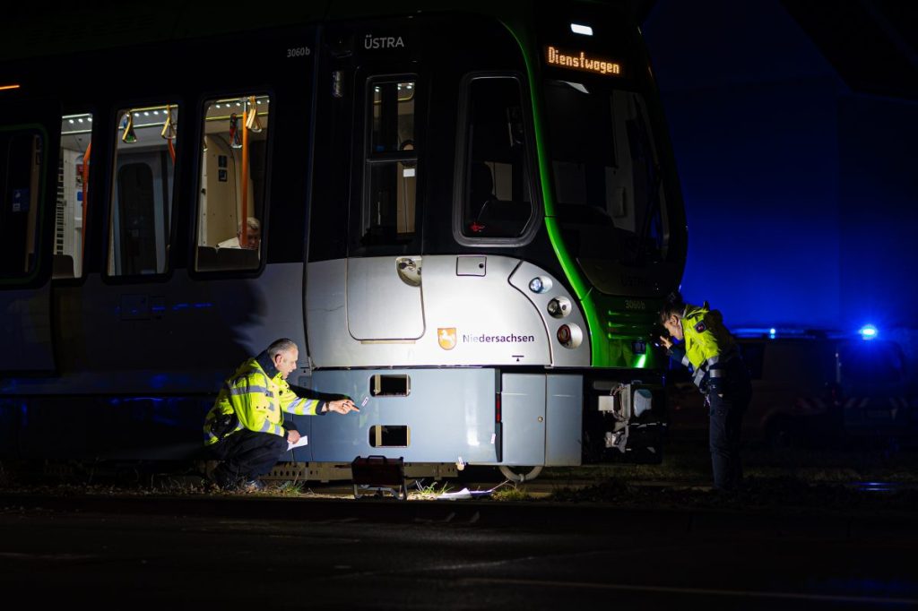Hannover: Polizisten vom Verkehrsunfalldienst der Polizei Hannover dokumentieren am Abend nach einem Unfall Spuren an einer Stadtbahn.