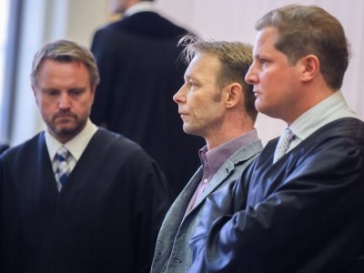 Der Angeklagte Christian B. (Mitte) steht zu Prozessbeginn im Gerichtssaal im Landgericht Braunschweig neben seinen Anwälten Dennis Bock (links) und Friedrich Fülscher (rechts).
