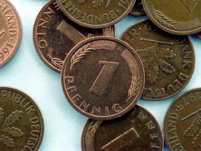 Wer noch alte D-Mark-Münzen besitzt, sollte unbedingt ein Auge auf diesen Pfenning-Münzen haben.