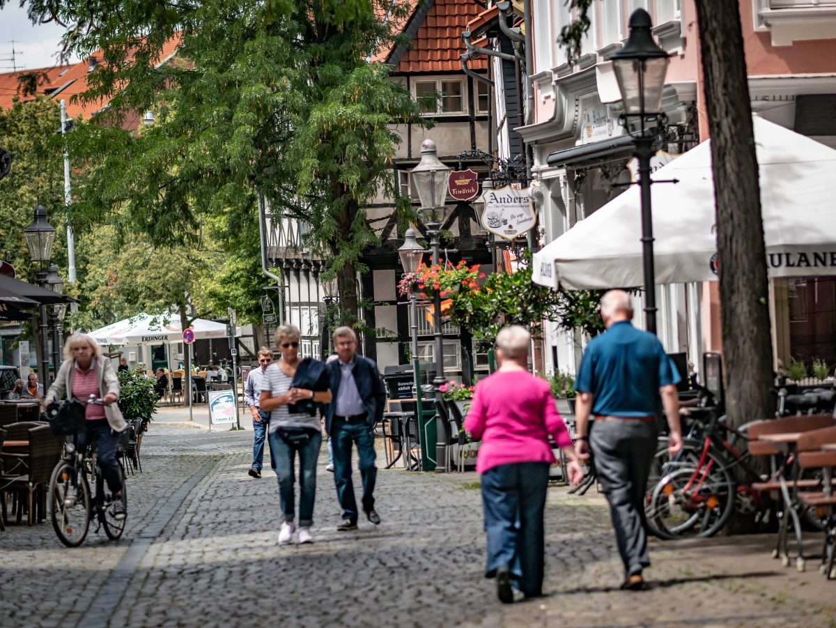 So wie im Magniviertel sollen noch mehr Straßen im Sommer zum Verweilen einladen. (Archivbild)