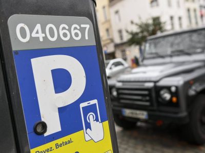 SUV und andere große Autos müssen in Paris künftig dreimal so hohe Parkgebühren zahlen wie zuvor. Kommt diese Regelung auch in Deutschland?