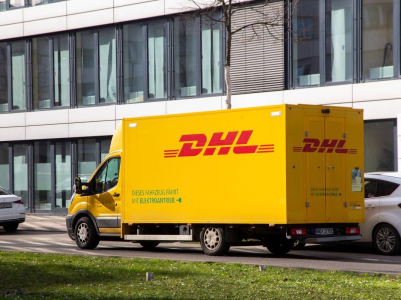 DHL-Kunde stocksauer – Paketbote wirft wertvolle Lieferung in den Müll!