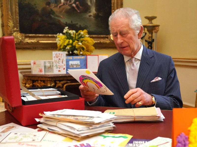 König Charles III. erhält Post – der Inhalt rührt zu Tränen