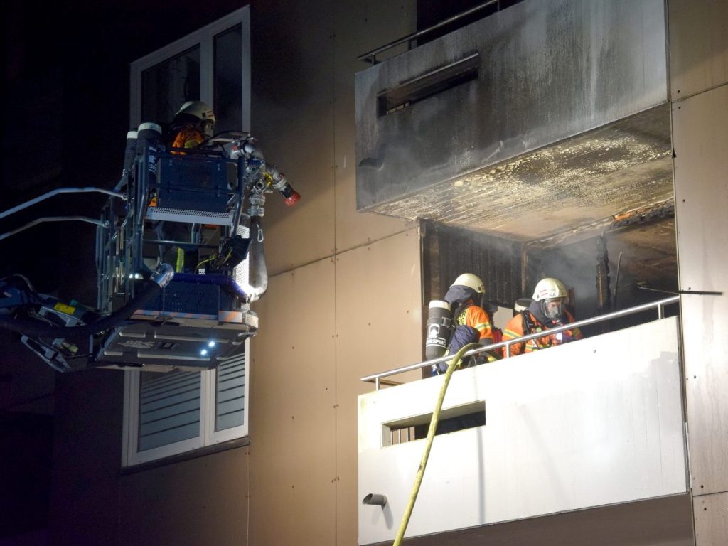 Das Feuer brach im ersten Stock aus.