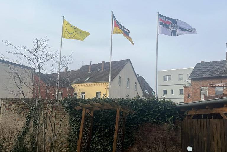 Eine Kreigsflagge in Peine sorgt für Aufregung in der Stadt.