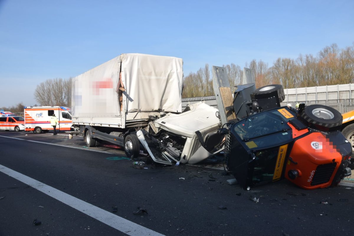 Ein Lkw-Fahrer wurde bei dem Unfall auf der A2 bei Braunschweig schwer verletzt.